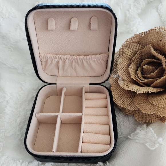 unknown Handbags - NWT Black Travel Jewelery Case with Zipper Closure. Slots for rings and sections